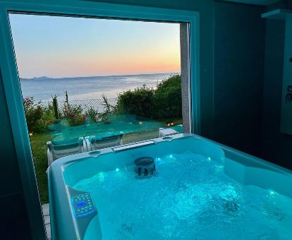 Zona de bienestar de uso privado con jacuzzi y vistas al mar en este acogedor hotel solo para adultos.