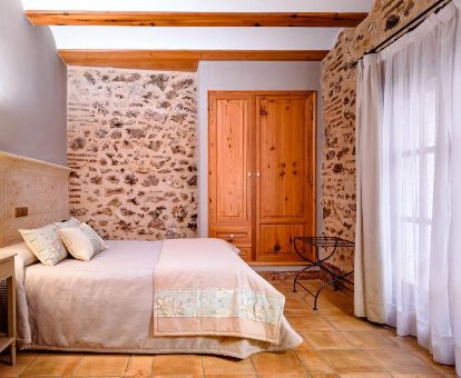 Una de las coquetas habitaciones de estilo tradicional de este acogedor hotel ideal para estancias en pareja.