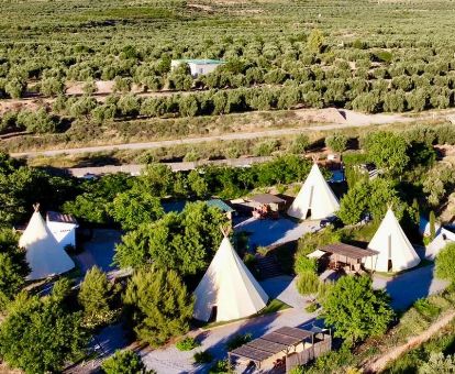 Vista aérea de este hermoso alojamiento en plena naturaleza con tipis independientes.