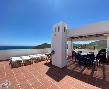 Foto de las instalaciones de este hotel con vistas al mar.