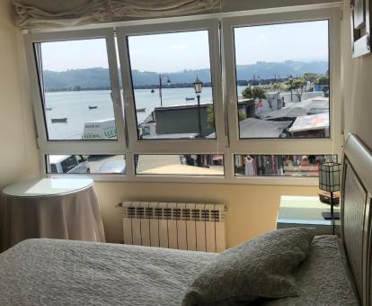 Foto de las vistas al mar desde una de las habitaciones del apartamento.