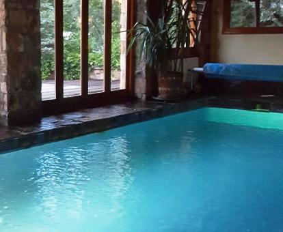Foto de la piscina interior climatizada de esta bonita casa independiente.