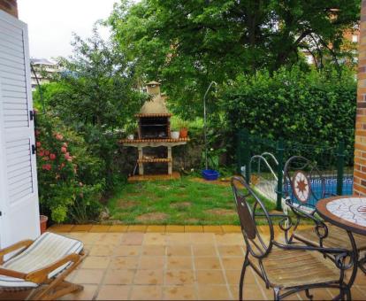 Foto de la zona exterior de esta preciosa casa de huéspedes con vistas al mar.