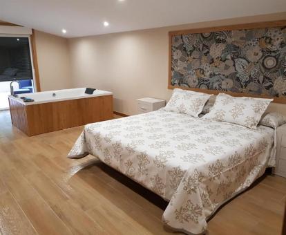 Foto del Apartamento Deluxe con bañera de hidromasajes privada junto a la cama.