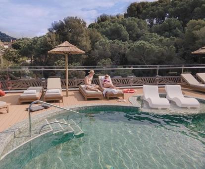 Foto de la piscina climatizada al aire libre disponible durante todo el año.