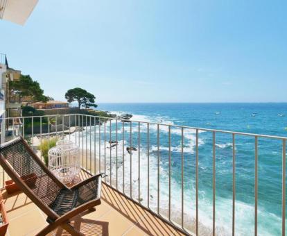 Foto de las instalaciones de este hotel con vistas al mar.