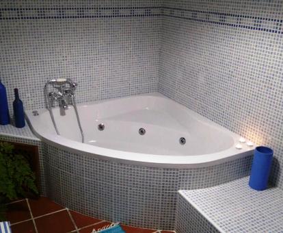 Foto de la bañera de hidromasajes privada de la casa rural.