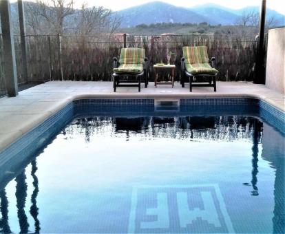 Foto de la piscina privada con vistas a la naturaleza de esta bonita casa rural.