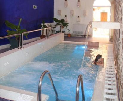 Foto de la piscina cubierta con hidroterapia del spa.