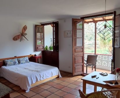 Uno de los dormitorios con balcón y vistas al paisaje de este maravilloso hotel solo para adultos.