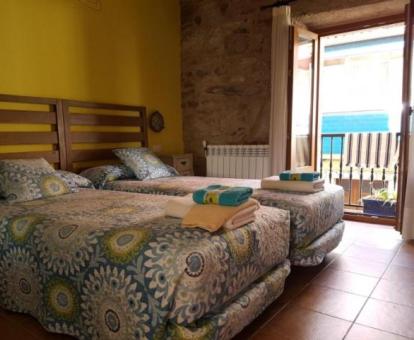Foto de una de las habitaciones con vistas al mar.