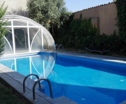 Foto de la piscina al aire libre disponible todo el año del hotel.