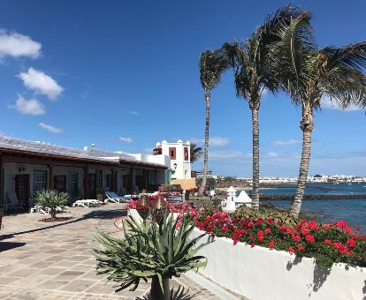 Exteriores de este acogedor hotel en primera línea de playa.