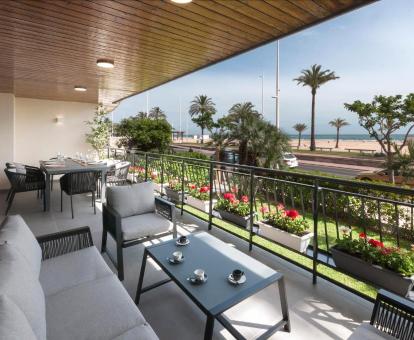Foto de la fabulosa terraza amueblada de este apartamento con vistas al mar.