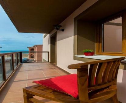 Foto de la terraza amueblada con vistas al mar de uno de los apartamentos.