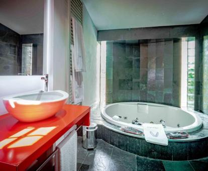 Foto de la bañera de hidromasajes de la suite del hotel.