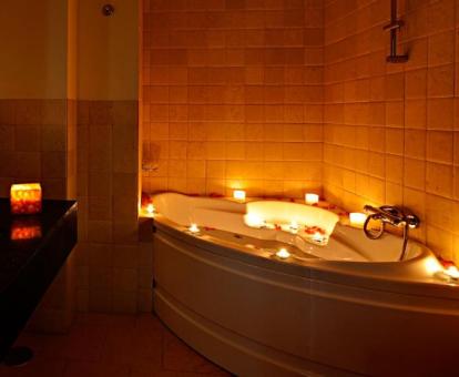 Bañera de hidromasaje privada de la suite junior con una romántica decoración.