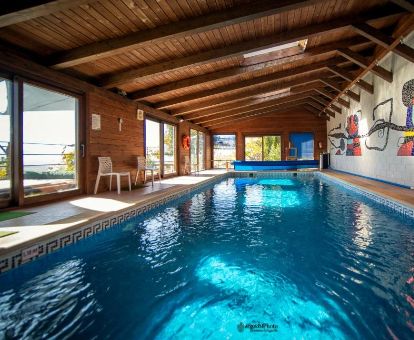 Piscina cubierta con vistas al exterior de este alojamiento rural.