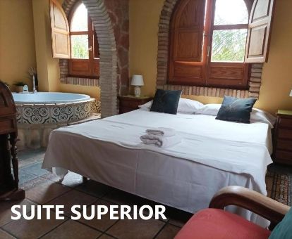 Suite superior con bañera de hidromasaje privada de este hotel solo para adultos.