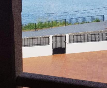 Foto de las vistas al mar desde el balcón del apartamento.