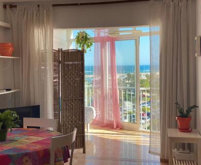 Foto de las instalaciones de este hotel con vistas al mar.