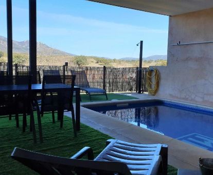 Terraza con piscina privada y vistas a las montañas de esta casa independiente.