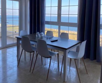 Foto de las instalaciones de este apartamento con vistas al mar.