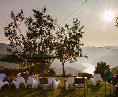 Maravillosa terraza con mobiliario y espectaculares vistas a la naturaleza de este hotel rural.