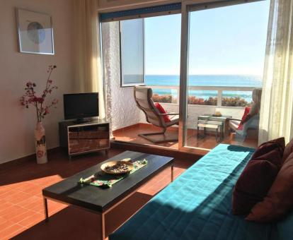 Foto del salón con vistas al mar de este apartamento con terraza.