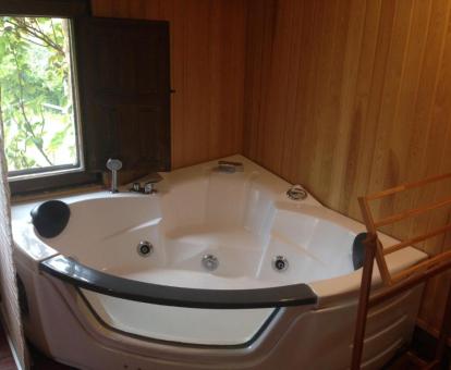 Foto de la bañera de hidromasajes de la Habitación Doble Lilo.