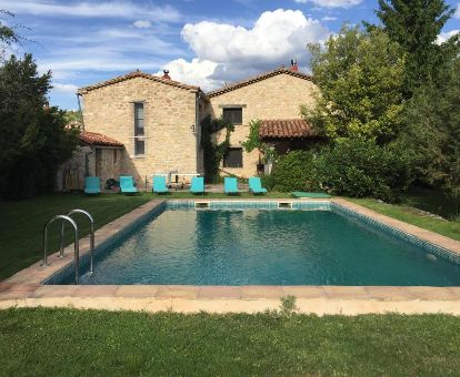 Zona exterior con piscina, jardín y solarium de este establecimiento rural.