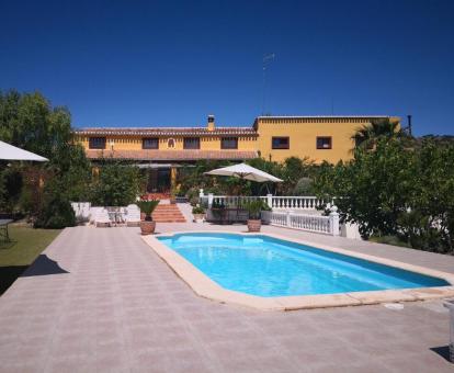 Foto de la piscina al aire libre disponible todo el año de este establecimiento rural.