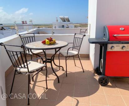 Foto de la terraza con comedor exterior y vistas al mar de esta casa independiente.