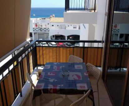 Foto de la terraza con vistas al mar de este apartamento particular.