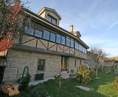 Edificio de este maravilloso alojamiento rural con jardín ideal para estancias en pareja.