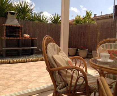 Foto de la terraza privada con mobiliario exterior y barbacoa de la casa.