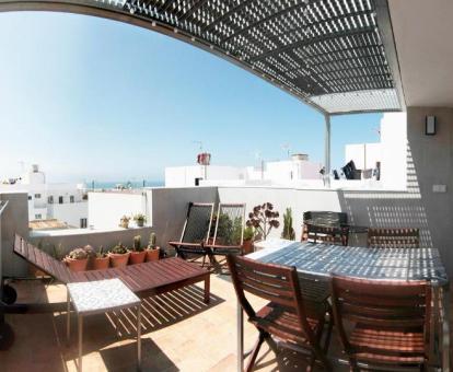 Foto de la fabulosa terraza amueblada con vistas al mar de esta casa independiente.