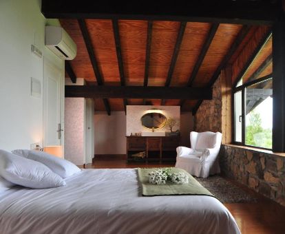 Una de las coquetas habitaciones con vistas de este hotel rural ideal para descansar.