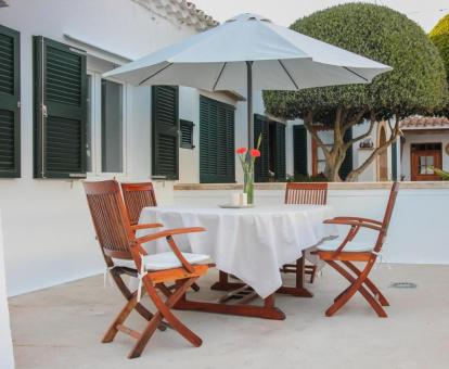 Foto de la terraza privada con comedor exterior de esta casa de dos dormitorios.