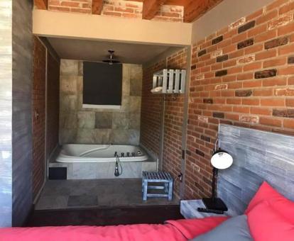 Foto de la villa de 2 dormitorios con bañera de hidromasaje privada cerca de la cama.