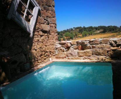 Foto de la acogedora piscina del establecimiento con vistas a la naturaleza.