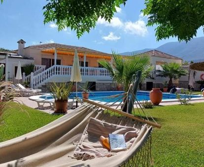 Exterior de este coqueto hotel solo para adultos con amplios jardines y piscina al aire libre.