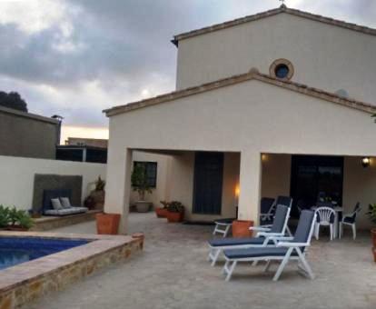 Foto de esta casa independiente con terraza y piscina privada