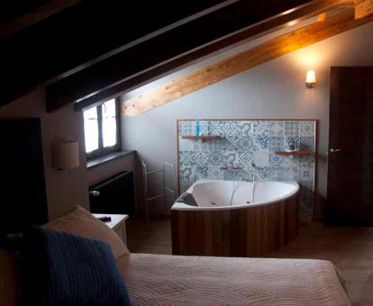 Apartamento de dos dormitorios con jacuzzi privado junto a la cama.