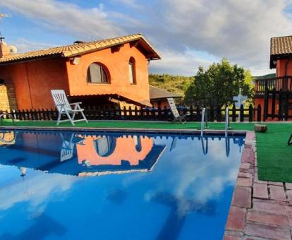 Foto de la piscina al aire libre disponible todo el año del alojamiento.