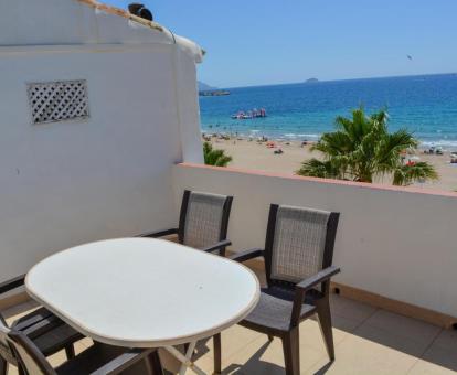 Foto de las instalaciones de este hotel con vistas al mar.