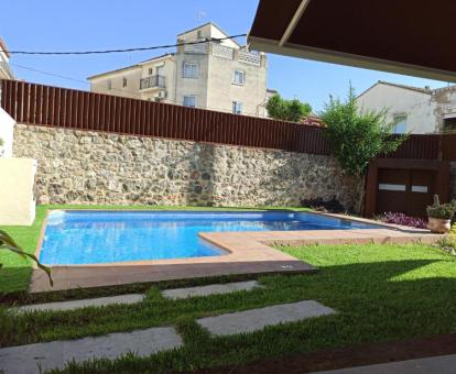 Foto de la piscina privada y la zona de jardÃ­n de esta acogedora casa de pueblo.