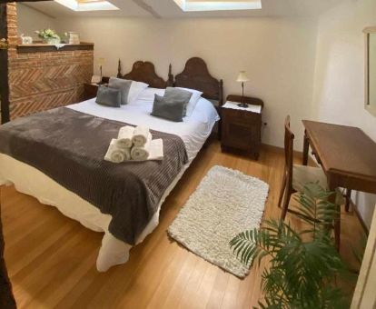 Acogedor dormitorio de esta casa rural independiente, perfecta para parejas.