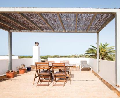 Foto de la terraza con mobiliario exterior y vistas al mar del apartamento.