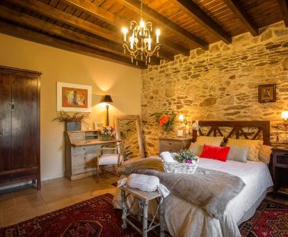 Una de las hermosas habitaciones de estilo clásico con paredes de piedra a la vista de este acogedor hotel.